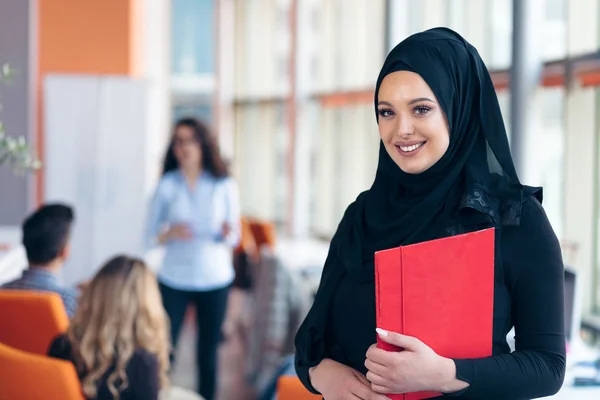 Mujer árabe de negocios con hijab sosteniendo una carpeta —  Fotos de Stock