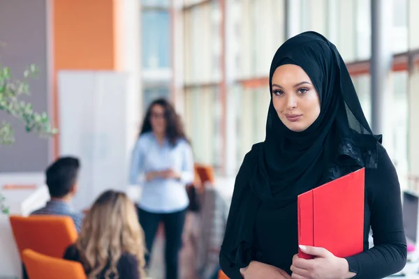 Arab üzleti nő a gazdaság egy mappát hidzsáb — Stock Fotó