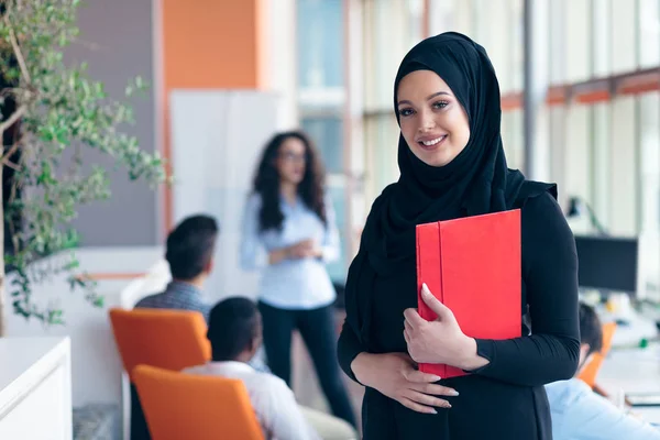 Kobieta biznesu arabskiego z hidżab posiadających folder — Zdjęcie stockowe