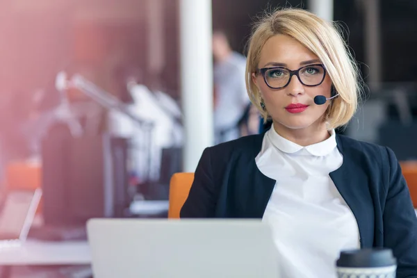 직장에서 고객 서비스 하십시오입니다. 컴퓨터에서 일 하는 헤드셋에 아름 다운 젊은 여자 — 스톡 사진