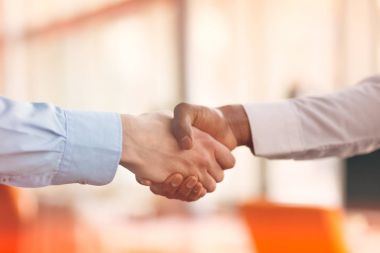 Afrikalı beyaz bir adam arasındaki karşılıklı