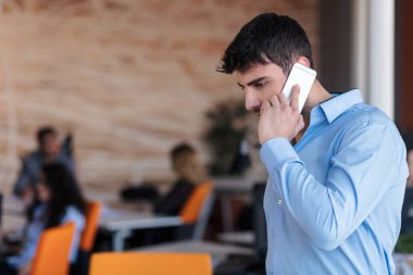 Ofis telefonu adlı bir genç, yakışıklı iş adamı
