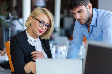 Sohbet, birlikte office masada oturan arkadaşları gülümseyerek