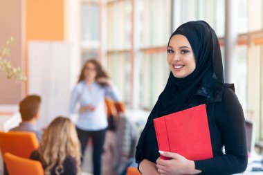 Arap iş kadını ile bir klasör tutan Hicap