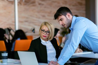 Sohbet, birlikte office masada oturan arkadaşları gülümseyerek