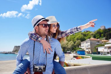 2 turist rahatlatıcı ve renkli bir mesire tatil zevk oturan bir çanta ile birkaç yan görünüm.