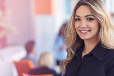 Takım iş tartışıyor. Kağıt klasör olan kadın.