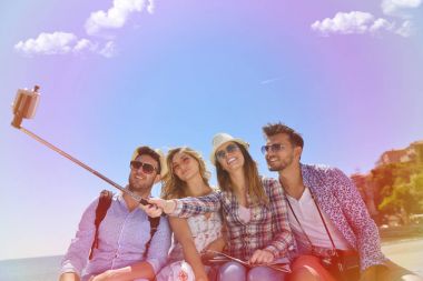 Turizm, seyahat, insanlar, eğlence ve teknoloji kavramı