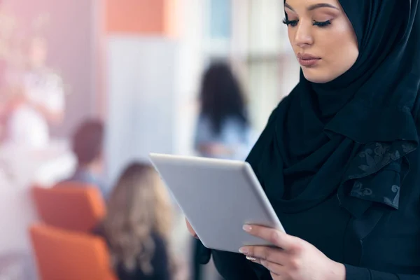 Belle fille arabe avec tablette informatique travaillant au bureau de démarrage — Photo