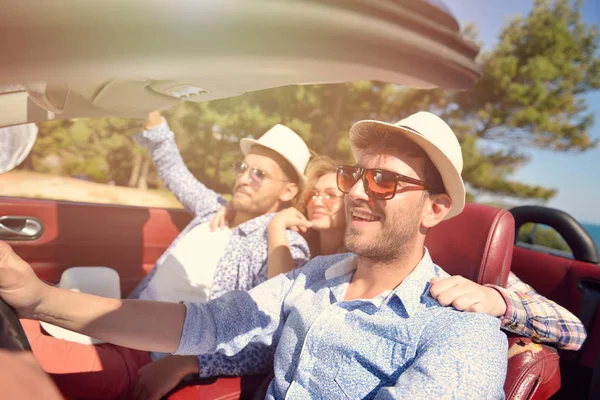 Szabadidő, road trip, utazás, és az emberek koncepció - boldog meg az ország út mentén cabriolet-autó vezetés — Stock Fotó