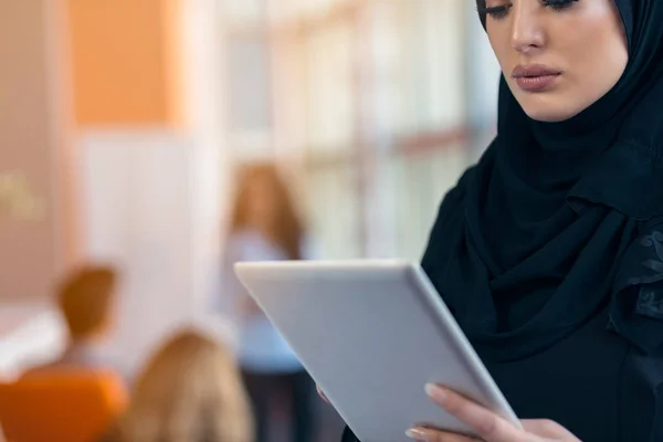 Belle fille arabe avec tablette informatique travaillant au bureau de démarrage — Photo
