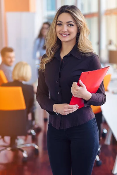 Lavoro di squadra di discussione. Giovane donna con cartella di carta . — Foto Stock