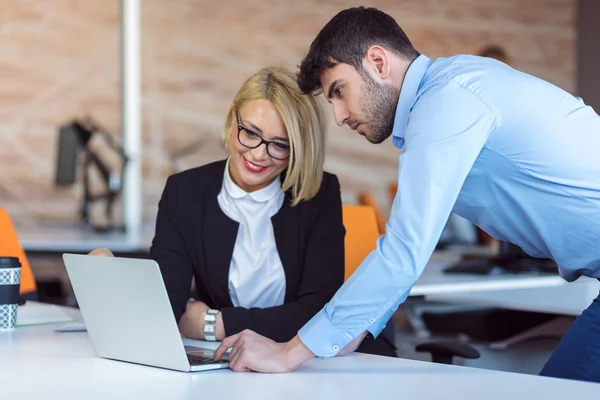 Onorevoli colleghi in chat, seduti insieme al tavolo dell'ufficio, sorridenti — Foto Stock