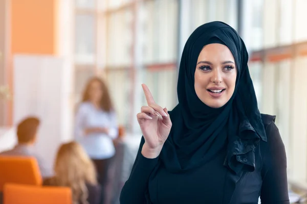 Portrait attrayant de jeune femme musulmane avec hijab noir au bureau — Photo