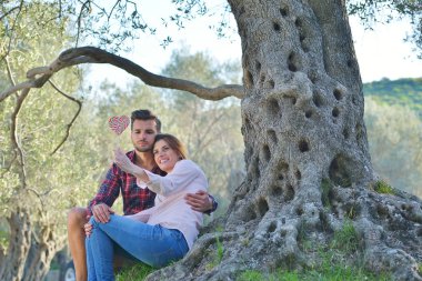 Çift ağaç altında sakin ol. Güzel Sanatlar tarzı. Olive Garden'a.