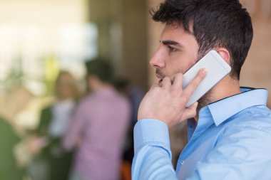 Ofis telefonu adlı bir genç, yakışıklı iş adamı