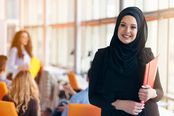 Kobieta biznesu arabskiego z hidżab posiadających folder — Zdjęcie stockowe