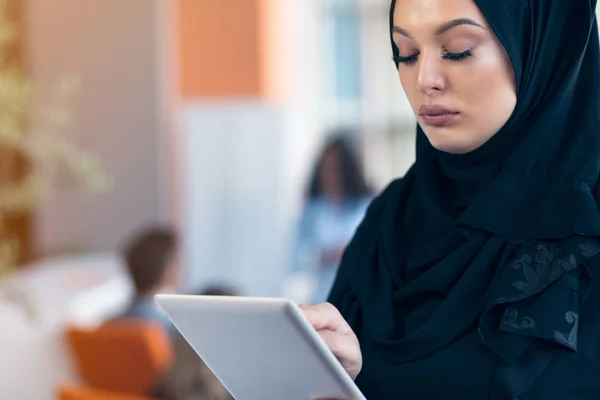 Indah gadis Arab dengan komputer tablet bekerja di kantor startup — Stok Foto