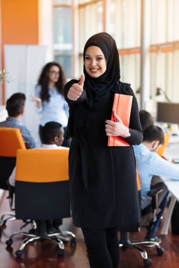 Arap iş kadını ile bir klasör tutan Hicap