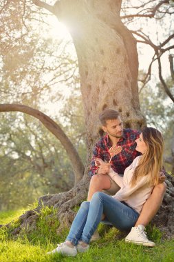 Çift ağaç altında sakin ol. Güzel Sanatlar tarzı. Olive Garden'a.