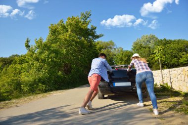 Pretty genç kız bir Cabrio araba itme