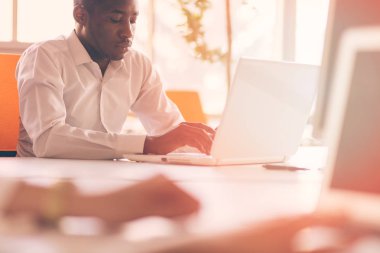 Girişimci iş adamları modern ofiste her gün çalışıyorlar.