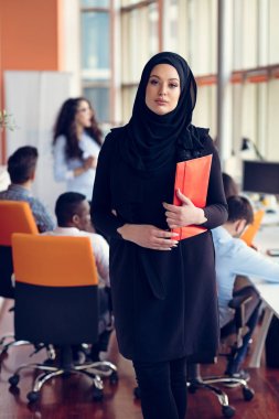 Arap iş kadını ile bir klasör tutan Hicap