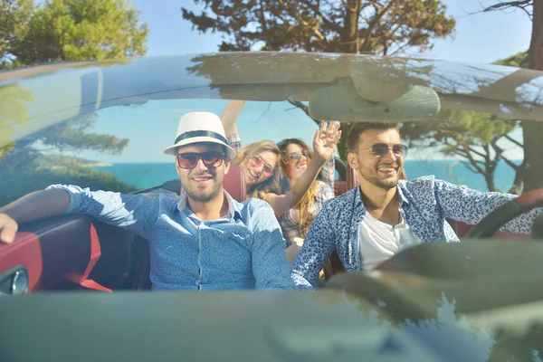 Freizeit, Roadtrip, Reisen und Menschen-Konzept - glückliche Freunde im Cabrio auf Landstraße — Stockfoto