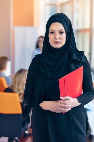 Perempuan bisnis Arab dengan hijab memegang folder — Stok Foto