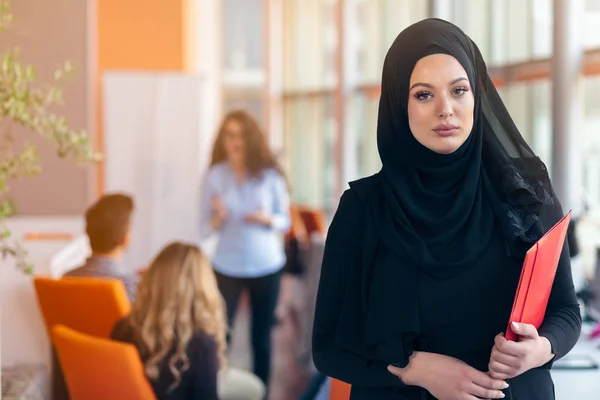 Arabe femme d'affaires avec hijab tenant un dossier — Photo