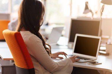 Girişimci iş adamları modern ofiste her gün çalışıyorlar.