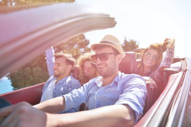 boş zaman, yolculuk, seyahat ve insanlar kavramı - mutlu arkadaşlar cabriolet araba ülke yol boyunca sürüş