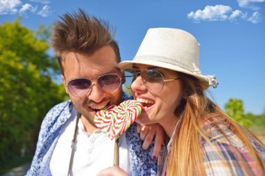 Neşeli genç bir güneşli gün okuma harita üzerinde çift