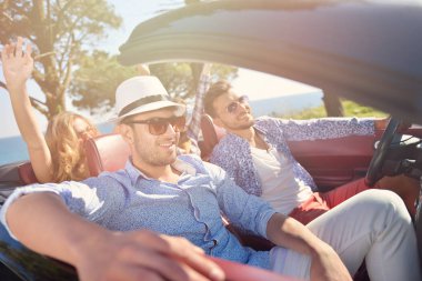 boş zaman, yolculuk, seyahat ve insanlar kavramı - mutlu arkadaşlar cabriolet araba ülke yol boyunca sürüş