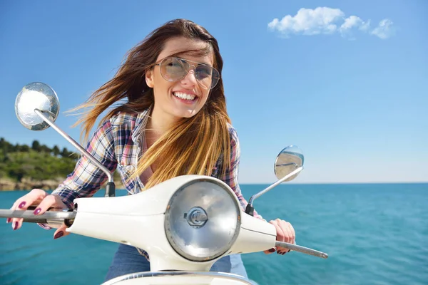 Mujer hippie bastante optimista montando su moto — Foto de Stock