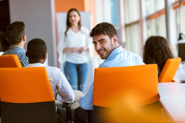 Bella giovane donna d'affari che dà una presentazione in conferenza o riunione impostazione . — Foto Stock