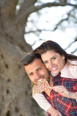 Çift ağaç altında sakin ol. Güzel Sanatlar tarzı. Olive Garden'a.