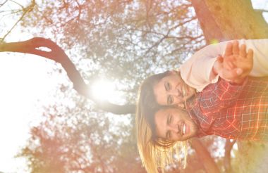 Çift ağaç altında sakin ol. Güzel Sanatlar tarzı. Olive Garden'a.