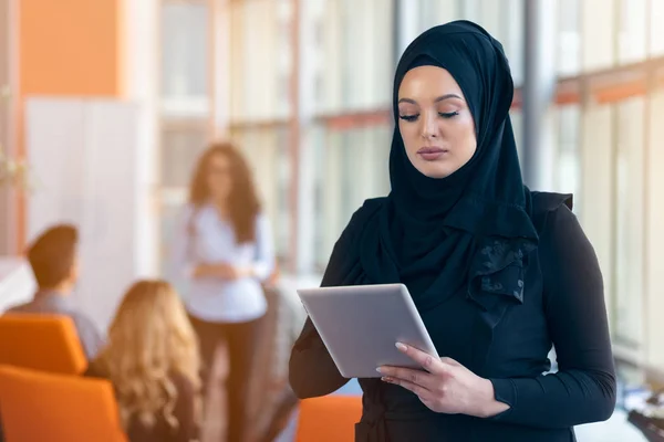 Belle fille arabe avec tablette informatique travaillant au bureau de démarrage — Photo