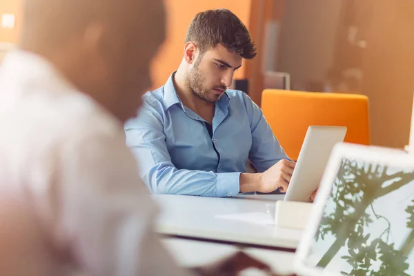 Start-up gens d'affaires groupe travail quotidien au bureau moderne — Photo