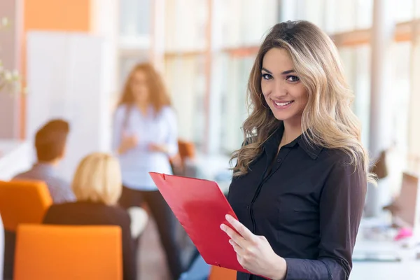 Lavoro di squadra di discussione. Giovane donna con cartella di carta . — Foto Stock