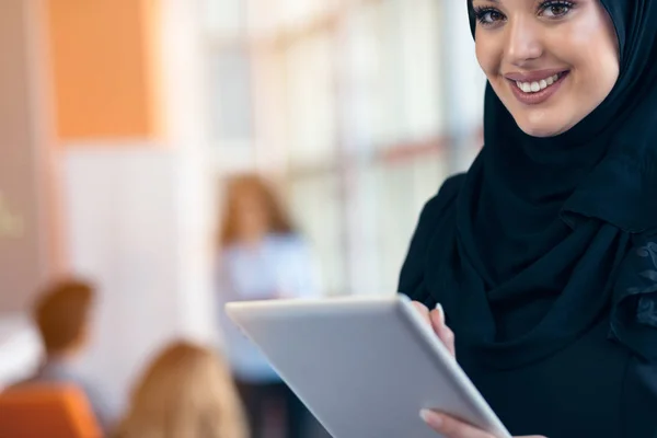 Belle fille arabe avec tablette informatique travaillant au bureau de démarrage — Photo