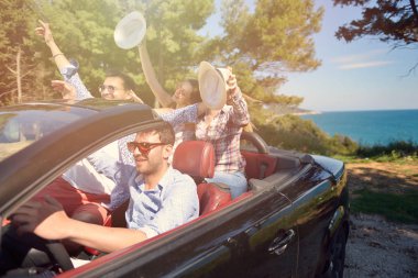 boş zaman, yolculuk, seyahat ve insanlar kavramı - mutlu arkadaşlar cabriolet araba ülke yol boyunca sürüş