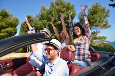 boş zaman, yolculuk, seyahat ve insanlar kavramı - mutlu arkadaşlar cabriolet araba ülke yol boyunca sürüş