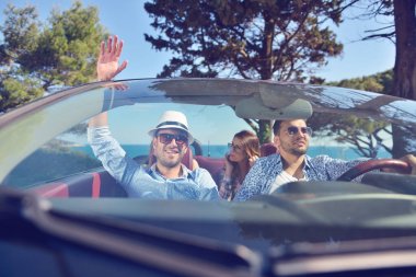 boş zaman, yolculuk, seyahat ve insanlar kavramı - mutlu arkadaşlar cabriolet araba ülke yol boyunca sürüş