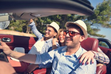 boş zaman, yolculuk, seyahat ve insanlar kavramı - mutlu arkadaşlar cabriolet araba ülke yol boyunca sürüş