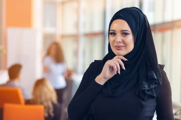 Portrait attrayant de jeune femme musulmane avec hijab noir au bureau — Photo