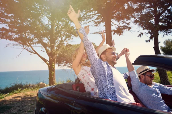 Fritid, bilsemester, resor och människor koncept - happy vänner körning i cabriolet bil längs landsvägen — Stockfoto