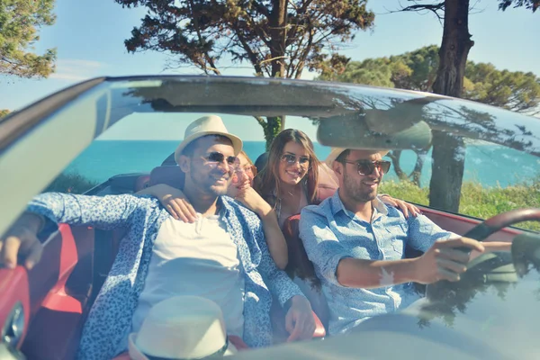 Szabadidő, road trip, utazás, és az emberek koncepció - boldog meg az ország út mentén cabriolet-autó vezetés — Stock Fotó