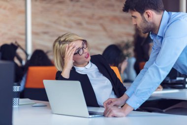 Sohbet, birlikte office masada oturan arkadaşları gülümseyerek